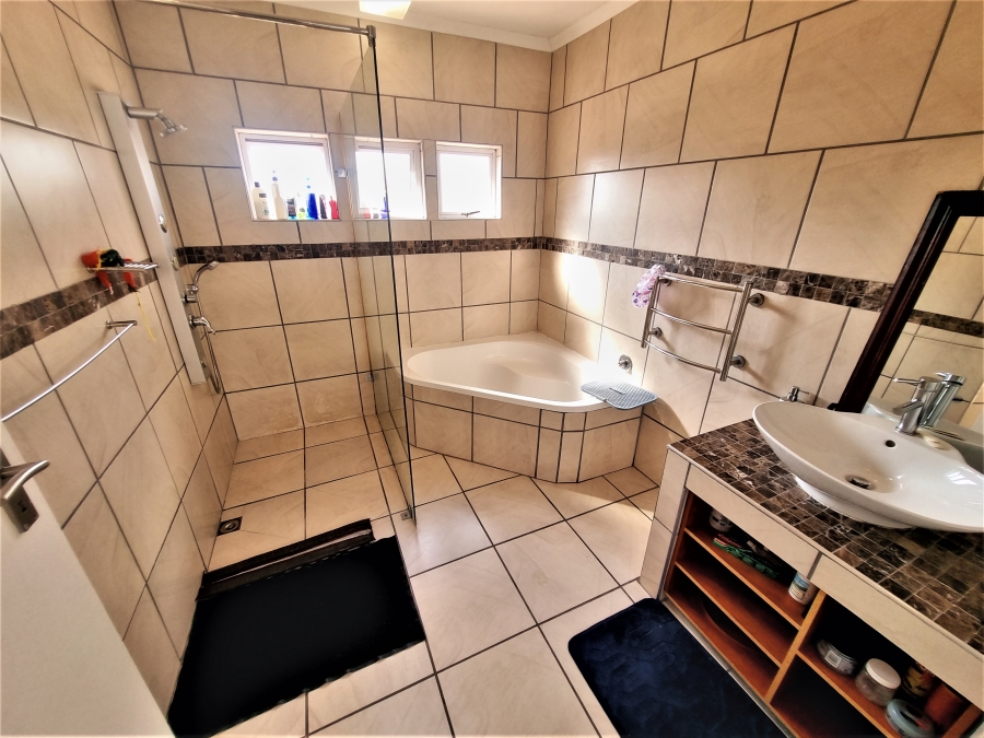 5 Bedroom Property for Sale in Bluewater Bay Western Cape